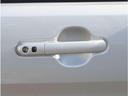 スマートキーを携帯していれば、すべてのドアのロック／アンロックが簡単に行えます。嬉しい機能です！