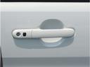 スマートキーを携帯していれば、すべてのドアのロック／アンロックが簡単に行えます。嬉しい機能です！