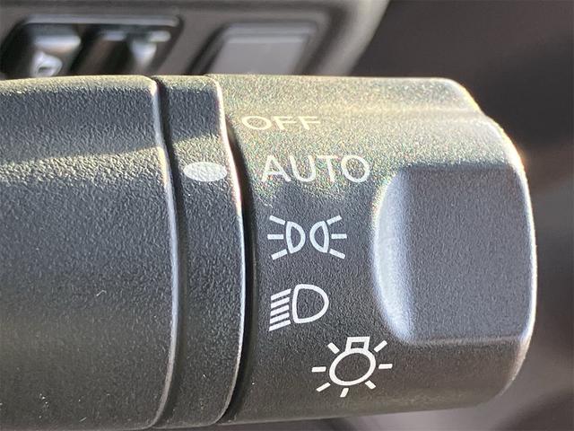 ノート メダリスト X 衝突軽減ブレーキ レーンアシスト 横滑り防止装置 アイドリングストップ アラウンドビューモニター 純正ナビ地デジTV Bluetooth インテリジェントキー プッシュスターター HIDヘッドライト(17枚目)