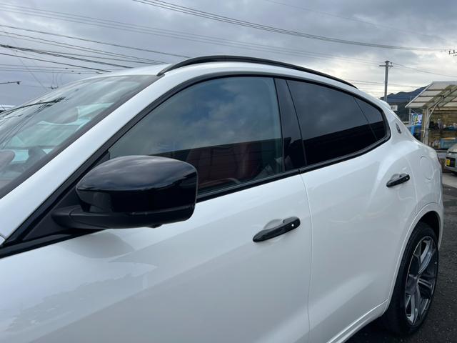 レヴァンテ Ｓグランスポーツ　ネリッシモパッケージ　評価書付　全方位カメラ　カープレイ　レーダークルーズ　シートベンチレーション　後席モニター２台　走行中ＴＶＯＫ　サンルーフ　２１インチＡＷ　レッドキャリパー　ＥＴＣ　スマートキー×２　ＤＶＤプレイヤー（17枚目）