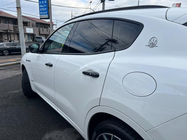 レヴァンテ Ｓグランスポーツ　ネリッシモパッケージ　評価書付　全方位カメラ　カープレイ　レーダークルーズ　シートベンチレーション　後席モニター２台　走行中ＴＶＯＫ　サンルーフ　２１インチＡＷ　レッドキャリパー　ＥＴＣ　スマートキー×２　ＤＶＤプレイヤー（28枚目）