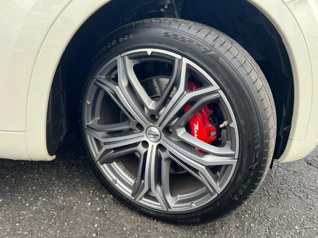 レヴァンテ Ｓグランスポーツ　ネリッシモパッケージ　評価書付　全方位カメラ　カープレイ　レーダークルーズ　シートベンチレーション　後席モニター２台　走行中ＴＶＯＫ　サンルーフ　２１インチＡＷ　レッドキャリパー　ＥＴＣ　スマートキー×２　ＤＶＤプレイヤー（35枚目）