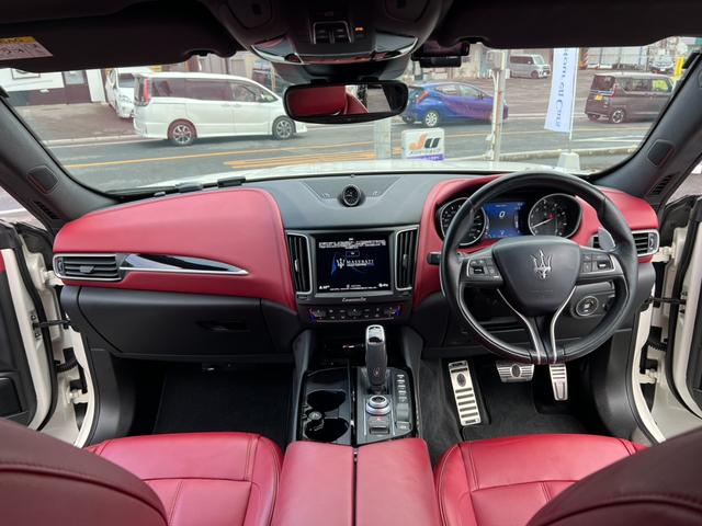 レヴァンテ Ｓグランスポーツ　ネリッシモパッケージ　評価書付　全方位カメラ　カープレイ　レーダークルーズ　シートベンチレーション　後席モニター２台　走行中ＴＶＯＫ　サンルーフ　２１インチＡＷ　レッドキャリパー　ＥＴＣ　スマートキー×２　ＤＶＤプレイヤー（36枚目）