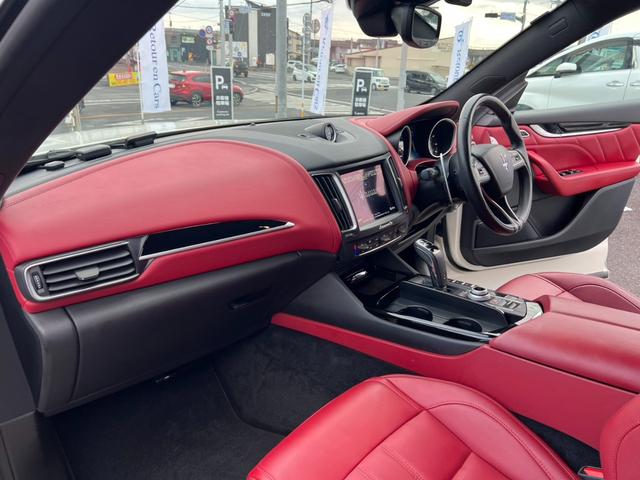 レヴァンテ Ｓグランスポーツ　ネリッシモパッケージ　評価書付　全方位カメラ　カープレイ　レーダークルーズ　シートベンチレーション　後席モニター２台　走行中ＴＶＯＫ　サンルーフ　２１インチＡＷ　レッドキャリパー　ＥＴＣ　スマートキー×２　ＤＶＤプレイヤー（40枚目）