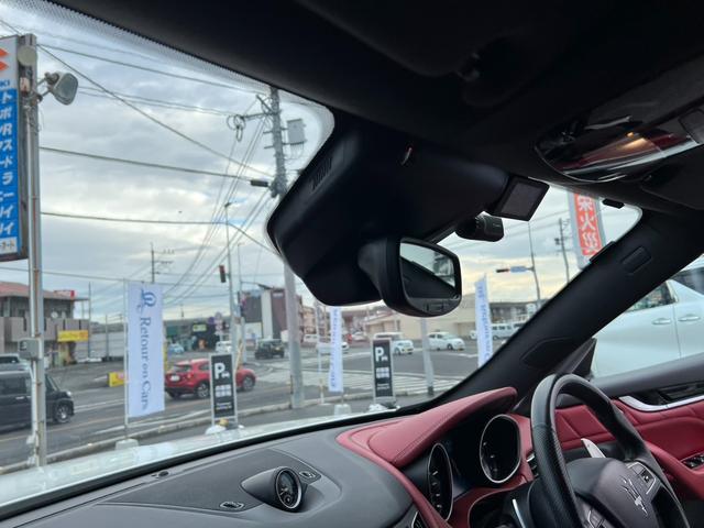 レヴァンテ Ｓグランスポーツ　ネリッシモパッケージ　評価書付　全方位カメラ　カープレイ　レーダークルーズ　シートベンチレーション　後席モニター２台　走行中ＴＶＯＫ　サンルーフ　２１インチＡＷ　レッドキャリパー　ＥＴＣ　スマートキー×２　ＤＶＤプレイヤー（43枚目）