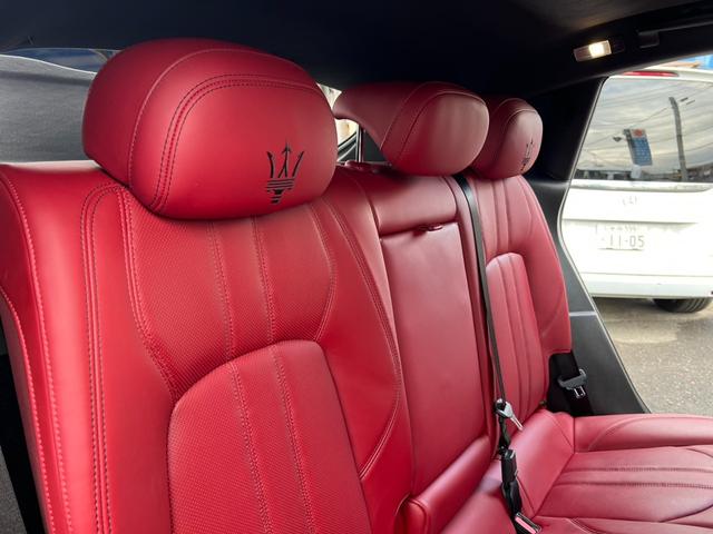 レヴァンテ Ｓグランスポーツ　ネリッシモパッケージ　評価書付　全方位カメラ　カープレイ　レーダークルーズ　シートベンチレーション　後席モニター２台　走行中ＴＶＯＫ　サンルーフ　２１インチＡＷ　レッドキャリパー　ＥＴＣ　スマートキー×２　ＤＶＤプレイヤー（50枚目）