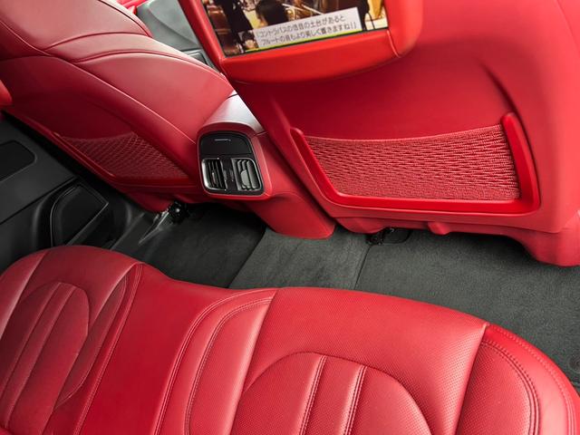 レヴァンテ Ｓグランスポーツ　ネリッシモパッケージ　評価書付　全方位カメラ　カープレイ　レーダークルーズ　シートベンチレーション　後席モニター２台　走行中ＴＶＯＫ　サンルーフ　２１インチＡＷ　レッドキャリパー　ＥＴＣ　スマートキー×２　ＤＶＤプレイヤー（54枚目）