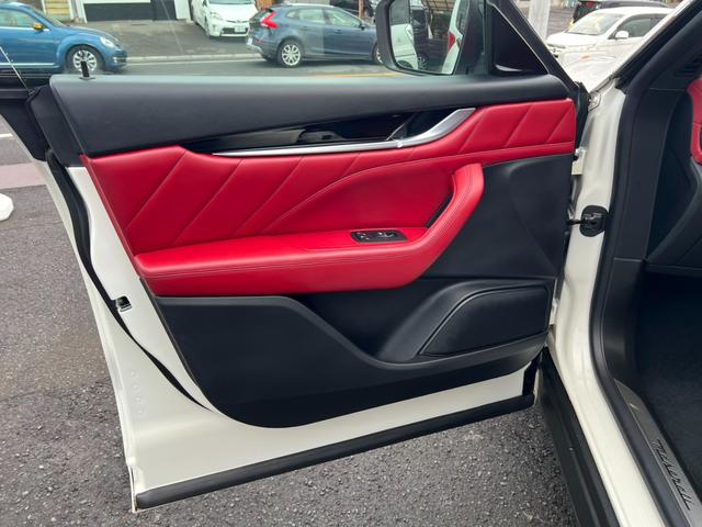 レヴァンテ Ｓグランスポーツ　ネリッシモパッケージ　評価書付　全方位カメラ　カープレイ　レーダークルーズ　シートベンチレーション　後席モニター２台　走行中ＴＶＯＫ　サンルーフ　２１インチＡＷ　レッドキャリパー　ＥＴＣ　スマートキー×２　ＤＶＤプレイヤー（59枚目）