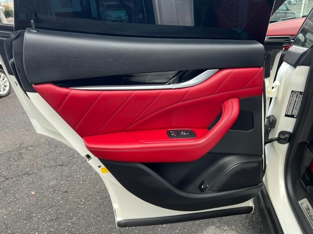 レヴァンテ Ｓグランスポーツ　ネリッシモパッケージ　評価書付　全方位カメラ　カープレイ　レーダークルーズ　シートベンチレーション　後席モニター２台　走行中ＴＶＯＫ　サンルーフ　２１インチＡＷ　レッドキャリパー　ＥＴＣ　スマートキー×２　ＤＶＤプレイヤー（64枚目）