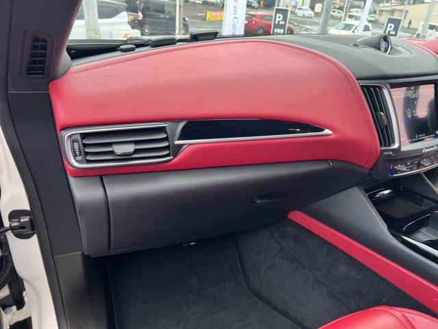 レヴァンテ Ｓグランスポーツ　ネリッシモパッケージ　評価書付　全方位カメラ　カープレイ　レーダークルーズ　シートベンチレーション　後席モニター２台　走行中ＴＶＯＫ　サンルーフ　２１インチＡＷ　レッドキャリパー　ＥＴＣ　スマートキー×２　ＤＶＤプレイヤー（68枚目）