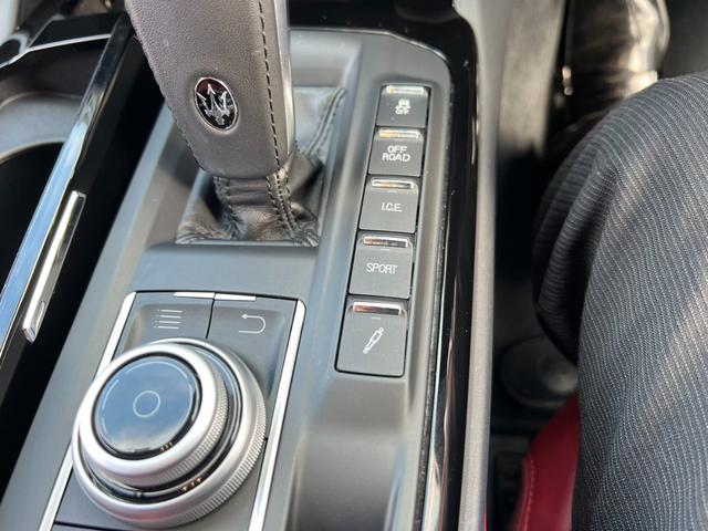 レヴァンテ Ｓグランスポーツ　ネリッシモパッケージ　評価書付　全方位カメラ　カープレイ　レーダークルーズ　シートベンチレーション　後席モニター２台　走行中ＴＶＯＫ　サンルーフ　２１インチＡＷ　レッドキャリパー　ＥＴＣ　スマートキー×２　ＤＶＤプレイヤー（75枚目）