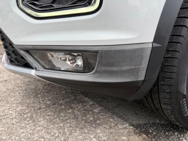 フロントバンパー下部の樹脂パーツに色褪せがありますが、納車前に弊社にて樹脂復活施工を実施いたします。