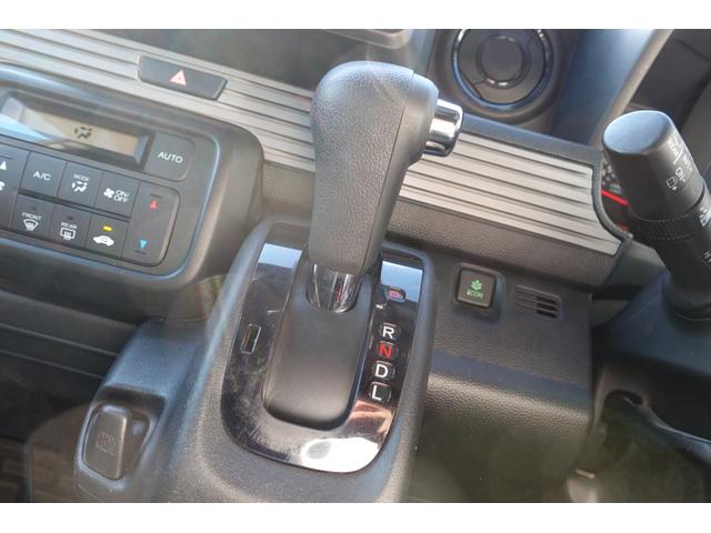 シフトレバー。ぜひ一度お客様の目で確認してください。