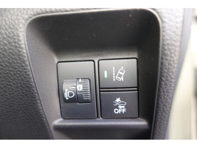 カメラが白線を検知して車線中央付近を走行するよう、車線維持を支援するレーンアシスト！