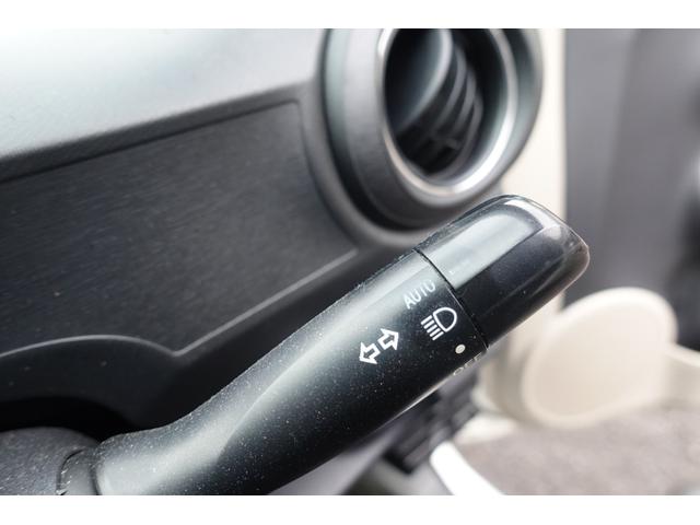 アクア Ｇ　ＥＴＣ　バックカメラ　ナビ　ＴＶ　アルミホイール　オートライト　スマートキー　電動格納ミラー　ＣＶＴ　衝突安全ボディ　記録簿　ＡＢＳ　ＥＳＣ　エアコン　パワーステアリング　パワーウィンドウ（11枚目）