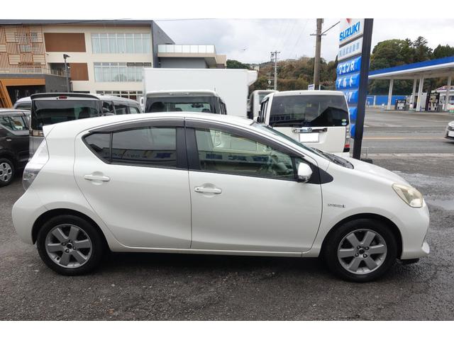 アクア Ｇ　ＥＴＣ　バックカメラ　ナビ　ＴＶ　アルミホイール　オートライト　スマートキー　電動格納ミラー　ＣＶＴ　衝突安全ボディ　記録簿　ＡＢＳ　ＥＳＣ　エアコン　パワーステアリング　パワーウィンドウ（15枚目）