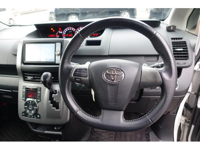 ヴォクシー ＺＳ　煌ＩＩ　ドライブレコーダー　ＥＴＣ　バックカメラ　ナビ　ＴＶ　クリアランスソナー　両側電動スライドドア　オートライト　ＨＩＤ　スマートキー　電動格納ミラー　３列シート　ウォークスルー　ＣＶＴ　アルミホイール（3枚目）