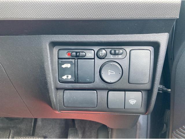 ボタン押すだけで、電動格納ドアミラー付きと、両側スライド、片側パワースライドドアで運転席からも開閉ができます。