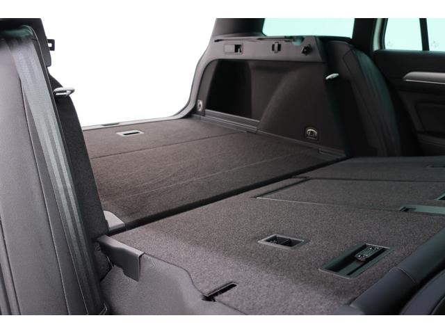 ご納車前の徹底した整備はもちろん、ご納車後もお客様の愛車を細部にわたり点検し、永く続く安心をお届けいたします。お客様のフォルクスワーゲンライフをプロの技術でサポートし続けます。