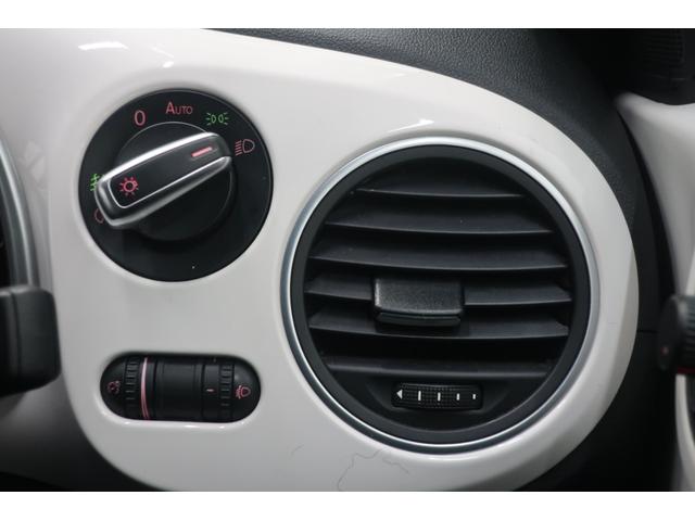 ザ・ビートル デザインレザーパッケージ　新品ナビ取付Ｐａｎａｓｏｎｉｃ　ＣＮ－ＣＥ０１Ｄ　ナビＴＶ　バックカメラ　黒革シート　シートヒーター　ＥＴＣ　ドライブレコーダー　ＨＩＤヘッドランプ　　オートエアコン　１７インチ純正アルミホイール（30枚目）