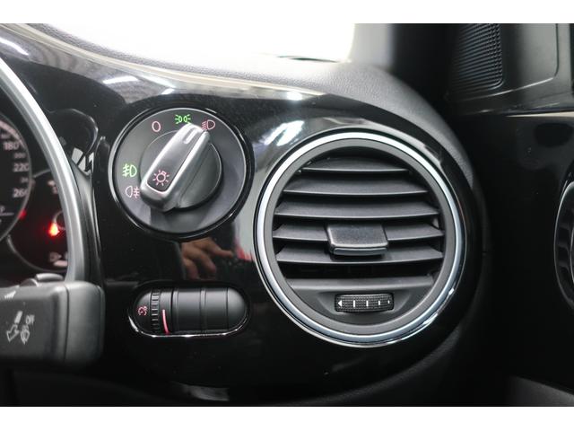 ザ・ビートル デザインレザーパッケージ　黒革シート　シートヒーター　社外ナビＴＶ　バックカメラ　ＥＴＣ　保証書　スペアキー　ＵＳＢ接続ケーブル　クルーズコントロール　パドルシフト　オートエアコン　１７インチ純正ホイール　ステアリングスイッチ（30枚目）