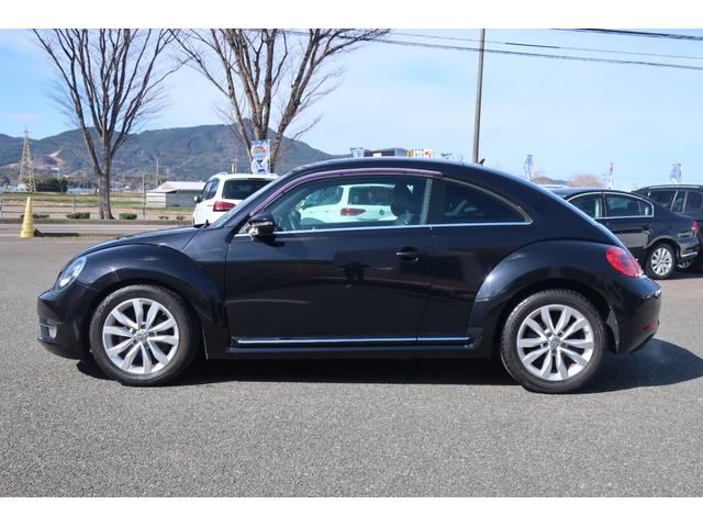 ザ・ビートル デザインレザーパッケージ　黒革シート　シートヒーター　社外ナビＴＶ　バックカメラ　ＥＴＣ　保証書　スペアキー　ＵＳＢ接続ケーブル　クルーズコントロール　パドルシフト　オートエアコン　１７インチ純正ホイール　ステアリングスイッチ（74枚目）