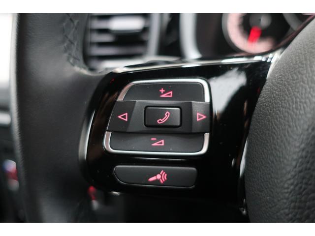 �t�H���N�X���[�Q���́A���x�������̃h�C�c�A�A�E�g�o�[���œO��I�ɒb��������Ă��܂����B������ł̈��|�I�Ȉ��萫�ƗD�ꂽ���s���\�́A�ߍ��Ȋ��Ő��܂ꂽ�u�v�Ԃ����E���̃h���C�o�[�ɑI�΂�闝�R�ł��B