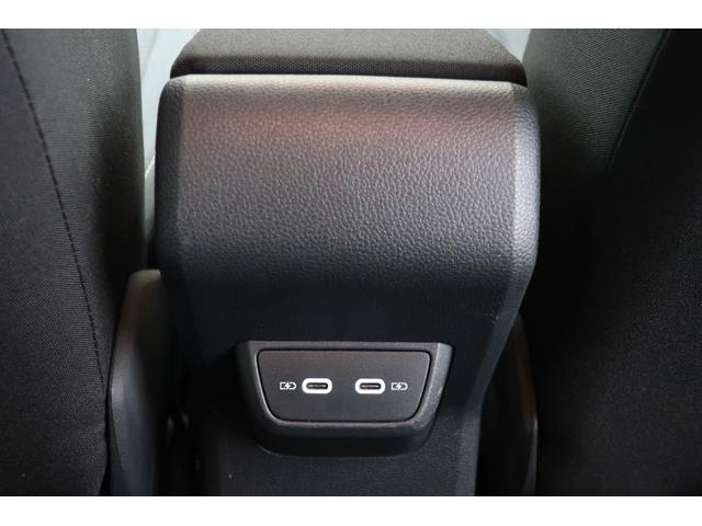 �t�H���N�X���[�Q���́A���x�������̃h�C�c�A�A�E�g�o�[���œO��I�ɒb��������Ă��܂����B������ł̈��|�I�Ȉ��萫�ƗD�ꂽ���s���\�́A�ߍ��Ȋ��Ő��܂ꂽ�u�v�Ԃ����E���̃h���C�o�[�ɑI�΂�闝�R�ł��B