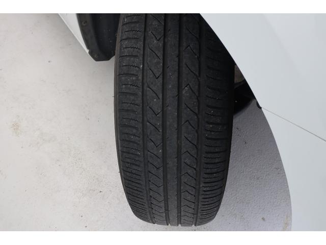 �t�H���N�X���[�Q���́A���x�������̃h�C�c�A�A�E�g�o�[���œO��I�ɒb��������Ă��܂����B������ł̈��|�I�Ȉ��萫�ƗD�ꂽ���s���\�́A�ߍ��Ȋ��Ő��܂ꂽ�u�v�Ԃ����E���̃h���C�o�[�ɑI�΂�闝�R�ł��B