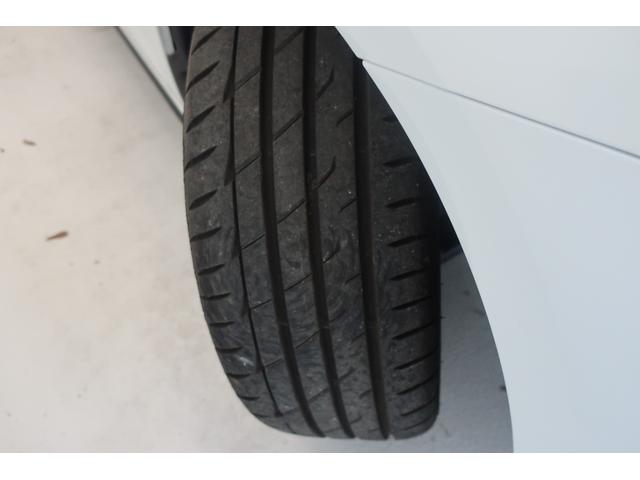 �t�H���N�X���[�Q���́A���x�������̃h�C�c�A�A�E�g�o�[���œO��I�ɒb��������Ă��܂����B������ł̈��|�I�Ȉ��萫�ƗD�ꂽ���s���\�́A�ߍ��Ȋ��Ő��܂ꂽ�u�v�Ԃ����E���̃h���C�o�[�ɑI�΂�闝�R�ł��B