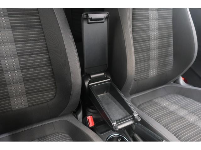 �t�H���N�X���[�Q���́A���x�������̃h�C�c�A�A�E�g�o�[���œO��I�ɒb��������Ă��܂����B������ł̈��|�I�Ȉ��萫�ƗD�ꂽ���s���\�́A�ߍ��Ȋ��Ő��܂ꂽ�u�v�Ԃ����E���̃h���C�o�[�ɑI�΂�闝�R�ł��B