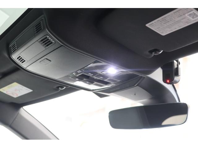 アルテオン ＴＳＩ　４モーション　Ｒラインアドバンス　ワンオーナー　パノラマスライディングルーフ　革シート　純正ナビ　バックカメラ　ＨａｒｍａｎＫａｒｄｏｎプレミアムサウンド　２０インチ純正ホイール　ＬＥＤヘッドランプ　シートヒーター　記録簿　禁煙車（10枚目）