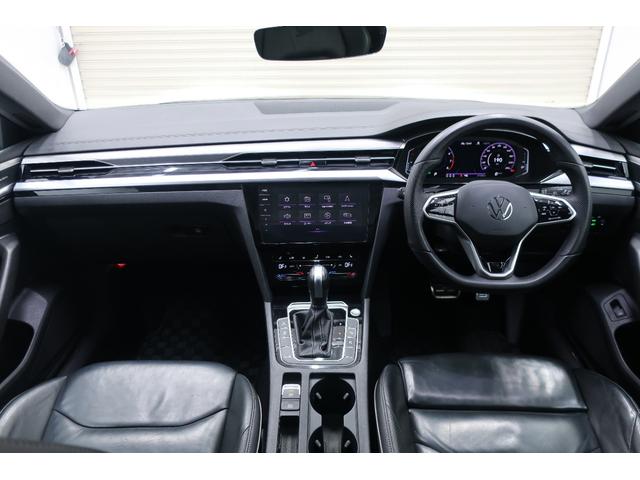 アルテオン ＴＳＩ　４モーション　Ｒラインアドバンス　ワンオーナー　パノラマスライディングルーフ　革シート　純正ナビ　バックカメラ　ＨａｒｍａｎＫａｒｄｏｎプレミアムサウンド　２０インチ純正ホイール　ＬＥＤヘッドランプ　シートヒーター　記録簿　禁煙車（12枚目）