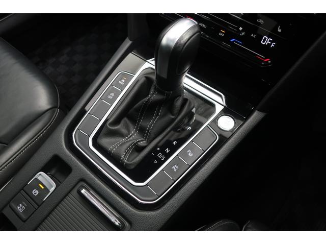 アルテオン ＴＳＩ　４モーション　Ｒラインアドバンス　ワンオーナー　パノラマスライディングルーフ　革シート　純正ナビ　バックカメラ　ＨａｒｍａｎＫａｒｄｏｎプレミアムサウンド　２０インチ純正ホイール　ＬＥＤヘッドランプ　シートヒーター　記録簿　禁煙車（20枚目）
