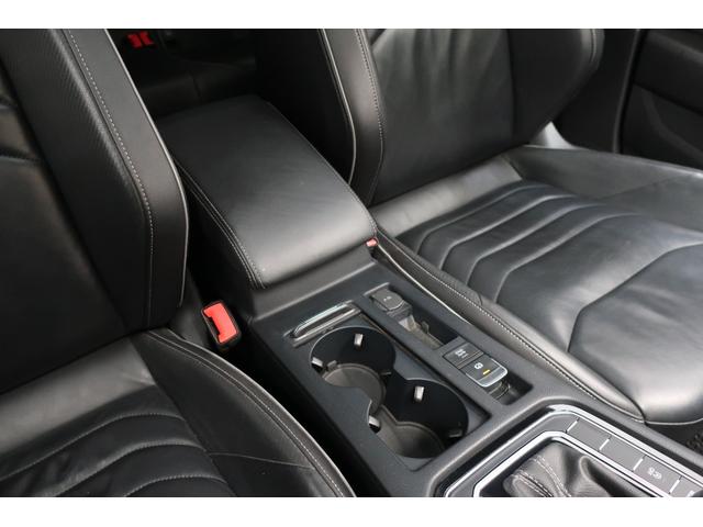 アルテオン ＴＳＩ　４モーション　Ｒラインアドバンス　ワンオーナー　パノラマスライディングルーフ　革シート　純正ナビ　バックカメラ　ＨａｒｍａｎＫａｒｄｏｎプレミアムサウンド　２０インチ純正ホイール　ＬＥＤヘッドランプ　シートヒーター　記録簿　禁煙車（22枚目）