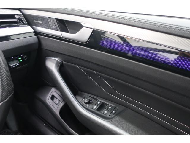 アルテオン ＴＳＩ　４モーション　Ｒラインアドバンス　ワンオーナー　パノラマスライディングルーフ　革シート　純正ナビ　バックカメラ　ＨａｒｍａｎＫａｒｄｏｎプレミアムサウンド　２０インチ純正ホイール　ＬＥＤヘッドランプ　シートヒーター　記録簿　禁煙車（30枚目）