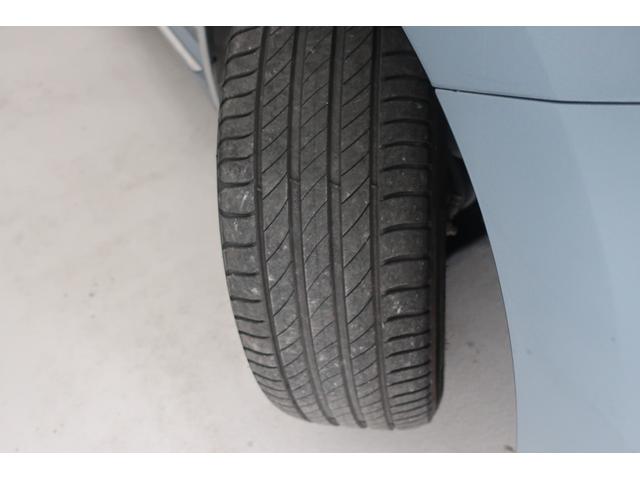 �t�H���N�X���[�Q���́A���x�������̃h�C�c�A�A�E�g�o�[���œO��I�ɒb��������Ă��܂����B������ł̈��|�I�Ȉ��萫�ƗD�ꂽ���s���\�́A�ߍ��Ȋ��Ő��܂ꂽ�u�v�Ԃ����E���̃h���C�o�[�ɑI�΂�闝�R�ł��B