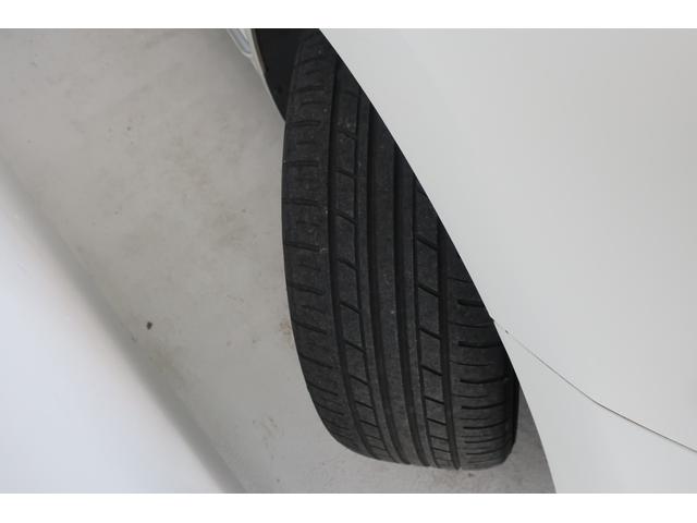 �t�H���N�X���[�Q���́A���x�������̃h�C�c�A�A�E�g�o�[���œO��I�ɒb��������Ă��܂����B������ł̈��|�I�Ȉ��萫�ƗD�ꂽ���s���\�́A�ߍ��Ȋ��Ő��܂ꂽ�u�v�Ԃ����E���̃h���C�o�[�ɑI�΂�闝�R�ł��B