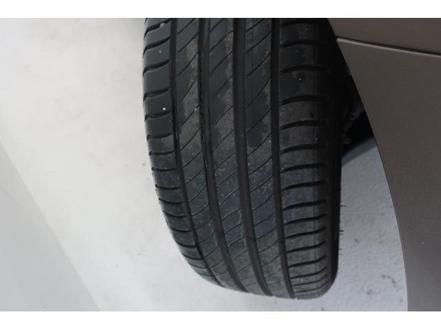 �t�H���N�X���[�Q���́A���x�������̃h�C�c�A�A�E�g�o�[���œO��I�ɒb��������Ă��܂����B������ł̈��|�I�Ȉ��萫�ƗD�ꂽ���s���\�́A�ߍ��Ȋ��Ő��܂ꂽ�u�v�Ԃ����E���̃h���C�o�[�ɑI�΂�闝�R�ł��B