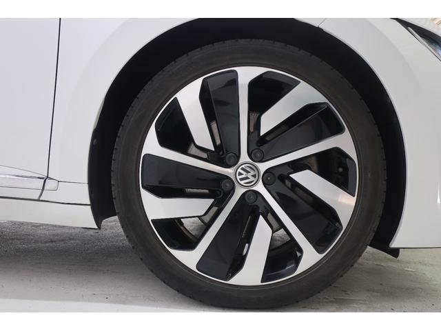 �t�H���N�X���[�Q���́A���x�������̃h�C�c�A�A�E�g�o�[���œO��I�ɒb��������Ă��܂����B������ł̈��|�I�Ȉ��萫�ƗD�ꂽ���s���\�́A�ߍ��Ȋ��Ő��܂ꂽ�u�v�Ԃ����E���̃h���C�o�[�ɑI�΂�闝�R�ł��B