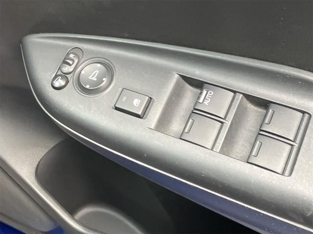 フィットハイブリッド Fパッケージ ハイブリッド ETC バックカメラ ナビ TV クリアランスソナー スマートキー 電動格納ミラー AT 盗難防止システム 衝突安全ボディ CD USB Bluetooth ABS ESC エアコン(11枚目)