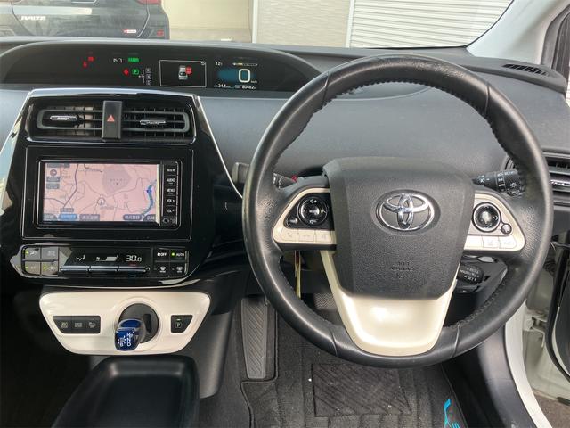 プリウス Ｓ　ドライブレコーダー　レーンアシスト　オートクルーズコントロール　衝突被害軽減システム　バックカメラ　ナビ　ＴＶ　アルミホイール　オートマチックハイビーム　オートライト　ＬＥＤヘッドランプ　ＣＶＴ（3枚目）