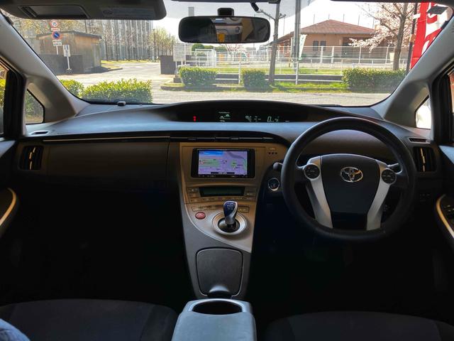 プリウス Ｓ　ＥＴＣ　バックカメラ　ナビ　ＴＶ　ローダウン　アルミホイール　オートライト　ＨＩＤ　ＣＶＴ　スマートキー　電動格納ミラー　盗難防止システム　ＣＤ　ＵＳＢ　ミュージックプレイヤー接続可（2枚目）