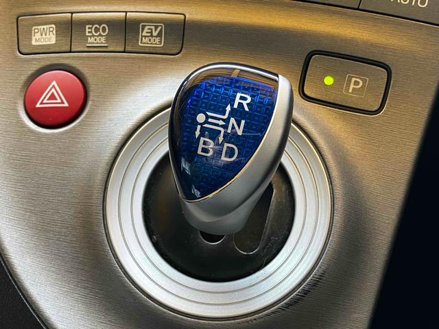プリウス Ｓ　ＥＴＣ　バックカメラ　ナビ　ＴＶ　ローダウン　アルミホイール　オートライト　ＨＩＤ　ＣＶＴ　スマートキー　電動格納ミラー　盗難防止システム　ＣＤ　ＵＳＢ　ミュージックプレイヤー接続可（8枚目）