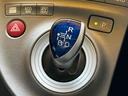 プリウス Ｓ　ＥＴＣ　バックカメラ　ナビ　ＴＶ　ローダウン　アルミホイール　オートライト　ＨＩＤ　ＣＶＴ　スマートキー　電動格納ミラー　盗難防止システム　ＣＤ　ＵＳＢ　ミュージックプレイヤー接続可（8枚目）