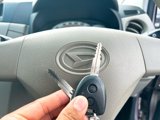 ミラ Ｌ　キーレスエントリー　電動格納ミラー　ＭＴ　盗難防止システム　ＣＤ　衝突安全ボディ　エアコン　パワーステアリング　パワーウィンドウ　運転席エアバッグ　助手席エアバッグ（9枚目）