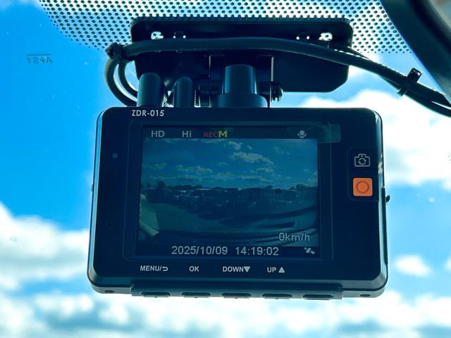ティーダ １５Ｍ　ドライブレコーダー　バックカメラ　ナビ　ＴＶ　オートライト　キーレスエントリー　電動格納ミラー　ＣＶＴ　盗難防止システム　衝突安全ボディ　ＡＢＳ　ＣＤ　Ｂｌｕｅｔｏｏｔｈ　エアコン　パワーステアリング（8枚目）