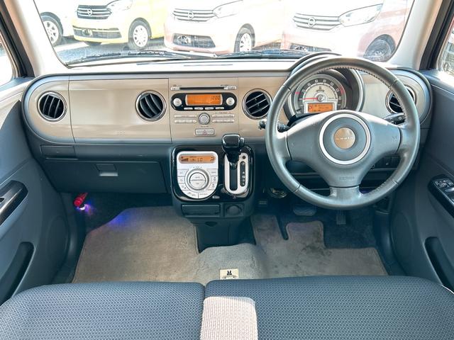 アルトラパン 10thアニバーサリーリミテッド オートライト スマートキー 電動格納ミラー シートヒーター ベンチシート CVT 盗難防止システム ABS CD アルミホイール 衝突安全ボディ エアコン パワーステアリング パワーウィンドウ(2枚目)