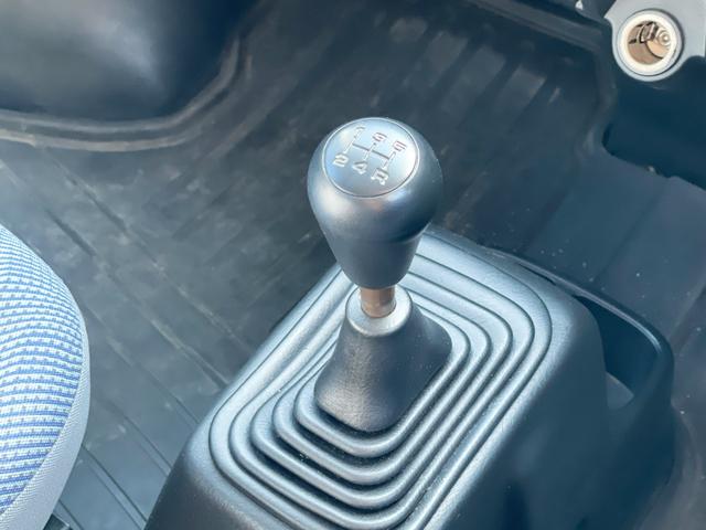 必ず使用するシフトレバー。確りと確認したいですね。