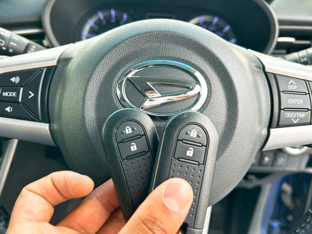 付いてて便利！とても人気の高い装備のスマートキーシステム。キーを携帯しているだけで、ドアロックの開閉並びにエンジンの始動が可能な装備です。プッシュスタートですのでエンジンの始動もボタンを押すだけです